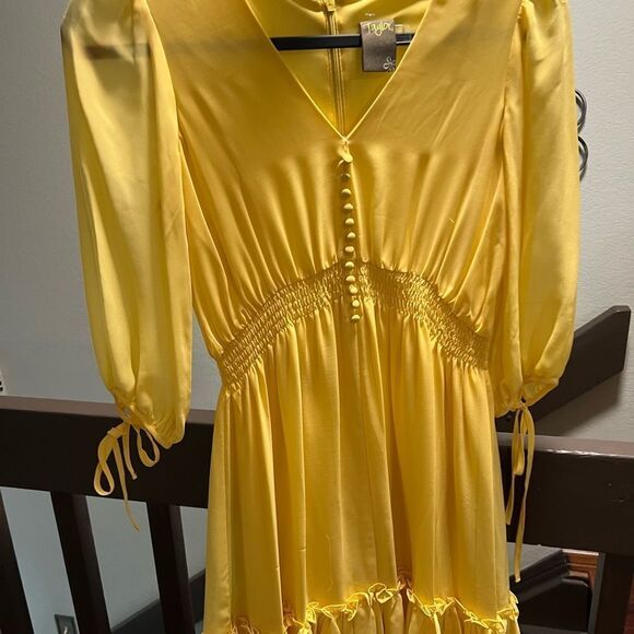 NWIT Taylor V-Neck Yellow Short Dress Size 2 #119 - Picture 2 of 7
